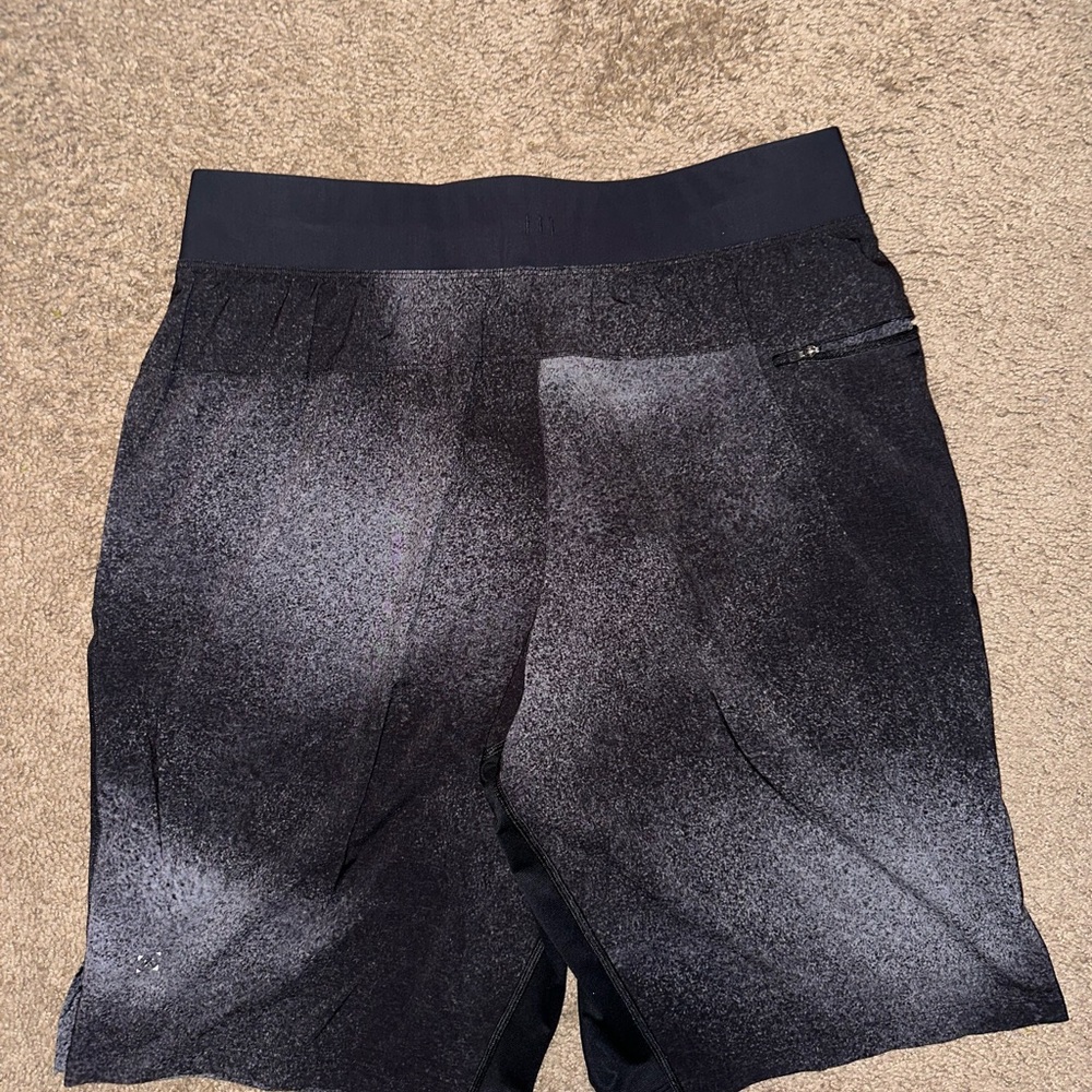 Lululemon workout shorts great condition Size L, inseam 9